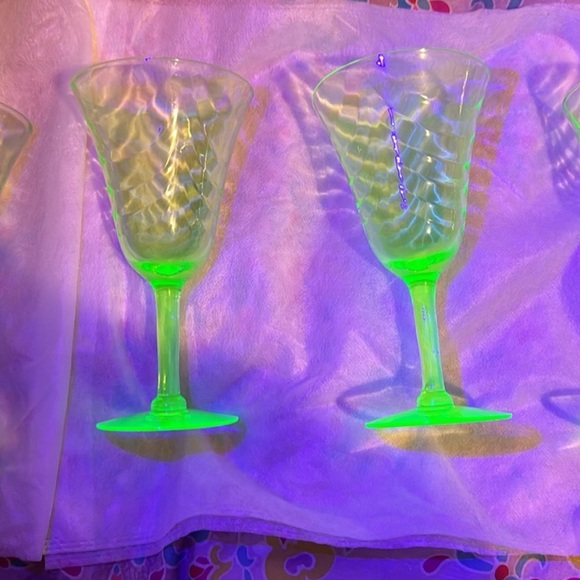 Vintage Green Stem Wine Glasses uranium set Of 4 - Picture 4 of 4